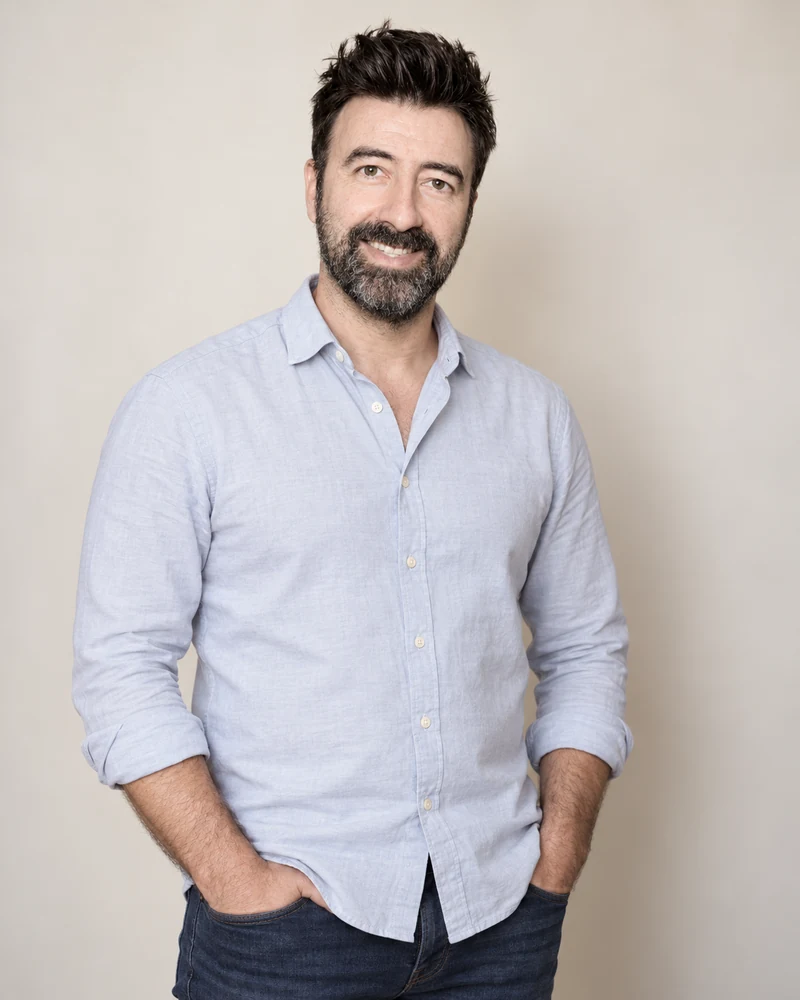 David Pöge, Inhaber der Herzlichen Helfer, im hellen Hemd.