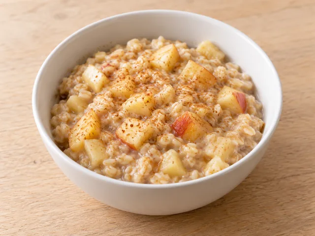 Warmer Haferbrei mit Apfelstücken und Zimt.